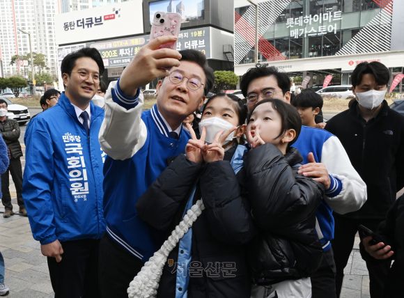 17일 이재명 더불어민주당 상임공동선대위원장이  화성시 동탄호수공원인근에서 시민들과 인사를 나누고 있다.2023.3.17안주영 전문기자