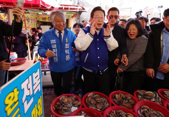 기장시장 찾은 이재명 - 이재명 더불어민주당 대표가 15일 오후 부산 기장군 기장시장에서 상인에게 인사를 하고 있다. (공동취재) 2024.3.15/뉴스1