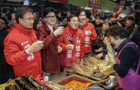 구포시장 찾아 어묵 맛 보는 한동훈 비대위원장 - 한동훈 국민의힘 비상대책위원장이 14일 부산 북구 구포시장에서 어묵을 맛보고 있다. (공동취재) 2024.3.14/뉴스1