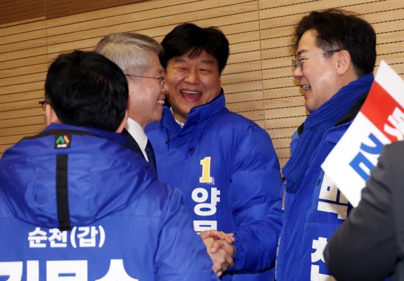 대화하는 양문석-박찬대-민형배 - 17일 국회 의원회관에서 열린 제22대 총선 후보자 대회에서 ‘노무현 비하 ’ 논란에 휩싸인 양문석(오른쪽 두번째) 경기 안산갑 예비후보가 박찬대 최고위원, 민형배 의원과 인사를 나누고 있다. 2024.3.17  공동취재