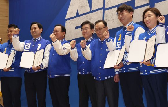 민주당, 제22대 총선 후보자 대회 - 이재명 더불어민주당 대표와 이해찬, 김부겸 상임공동선거대책위원장이 17일 서울 여의도 국회 의원회관에서 열린 제22대 총선 후보자 대회에서 총선 후보자들과 함께 기념촬영을 하고 있다. 2024.3.17/뉴스1