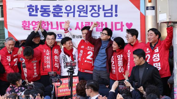 광주 후보들과 화이팅하는 한동훈 - 한동훈 국민의힘 비상대책위원장이 15일 광주 동구 충장로 우체국앞에서 광주지역 후보들과 함께 시민들에게 인사하고 있다. 2024.3.15/뉴스1