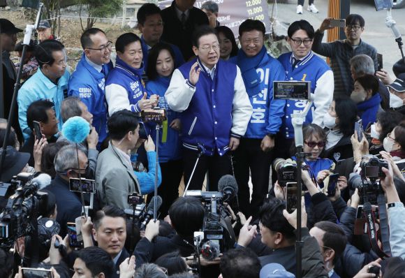 울산 수암시장 찾은 이재명 대표 - 이재명 더불어민주당 대표가 15일 울산 남구 수암시장을 방문해 시민들에게 인사말을 하고 있다. 2024.3.15/뉴스1