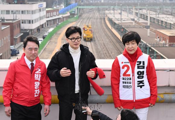 한동훈, 철도 지하화 공약 발표 - 한동훈 국민의힘 비상대책위원장이 12일 서울 영등포역 옥상에서 철도역 지하화 공약 발표를 하고 있다. 2024.3.12 안주영 전문기자