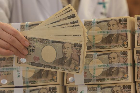 엔/달러 환율 150엔 돌파 - 엔/달러 환율이 약 3개월 만에 달러당 150엔을 넘어선 가운데 14일 오후 서울 중구 하나은행 본점 위변조대응센터에서 직원이 엔화를 들어 보이고 있다. 2024.2.14 연합뉴스