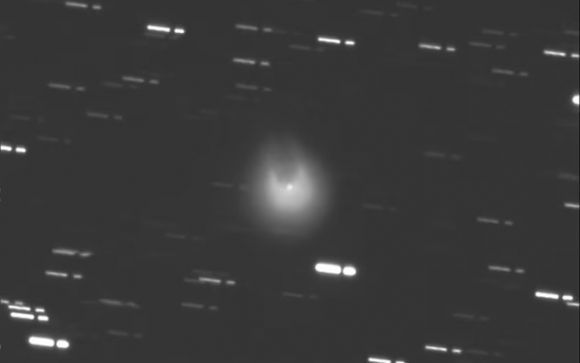 먼지·가스·얼음이 분출되는 모습이 뿔이 튀어나온 것 같은 폰스-브룩스 혜성. 사진=Virtual Telescope Project/Gianluca Masi