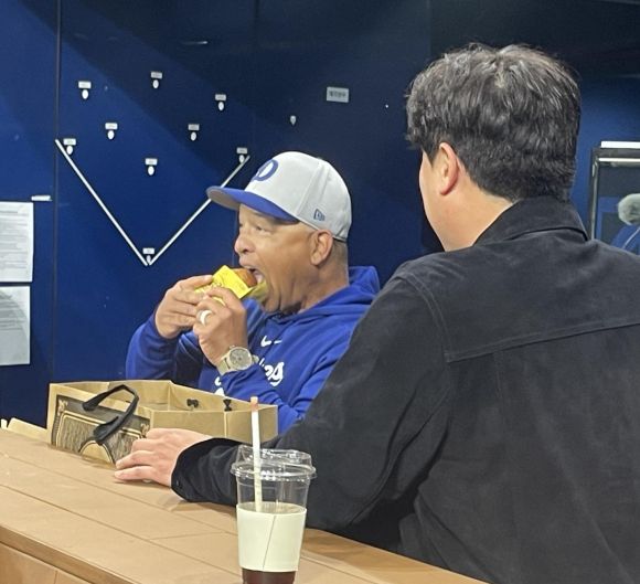 류현진이 준비한 빵먹는 무는 데이브 로버츠 다저스 감독 - 데이브 로버츠 로스앤젤레스 다저스 감독이 20일 다저스와 샌디에이고 파드리스의 미국프로야구 메이저리그(MLB) 정규리그 경기에서 류현진이 준비한 빵을 먹고 있다. 2024.3.20 연합뉴스