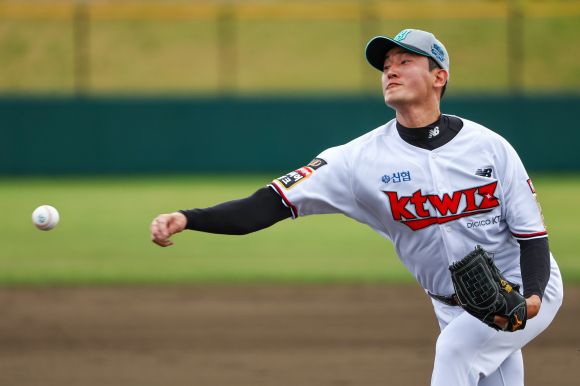 kt wiz 고영표가 지난달 24일 2차 전지훈련지인 일본 오키나와 긴 야구장에서 공을 던지고 있다. 오키나와 연합뉴스