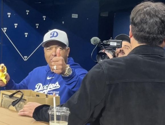 취재진 향해 엄지 세워 보이는 데이브 로버츠 다저스 감독 - 데이브 로버츠 로스앤젤레스 다저스 감독이 20일 다저스와 샌디에이고 파드리스의 미국프로야구 메이저리그(MLB) 정규리그 경기에서 류현진이 준비한 빵을 먹으며 엄지를 세우고 있다. 2024.3.20 연합뉴스