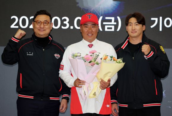 KIA 타이거즈 이범호 감독이 지난 8일 광주 기아오토랜드광주 대강당에서 열린 취임식에서 심재학 단장과 주장 나성범에게 축하의 꽃다발을 받고 새 시즌 각오를 다지고 있다. 광주 연합뉴스