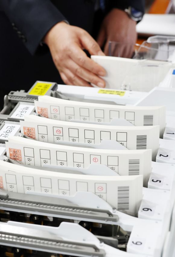 6일 경기 과천 중앙선거관리위원회에서 열린 ‘제22대 국회의원선거 보안자문위원회의’에서 자문위원들이 투표지분류기를 점검하고 있다. 2024.3.6 뉴스1