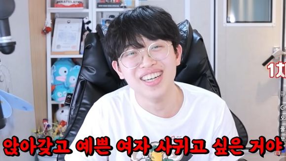 지난 24일 유튜브 채널 ‘주둥이방송’에는 자신을 ‘도태남 인권운동가’라고 소개한 한 남성을 전화(디스코드) 연결한 고민상담 영상이 공개됐다. 사진은 상담을 진행 중인 유튜버 ‘주둥이방송’.  주둥이방송 영상 캡처