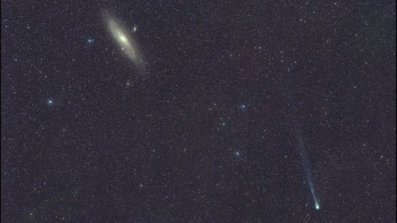 최근 태양에 접근하고 있는 혜성 폰스-브룩스가 밤하늘의 안드로메다 은하 옆을 지나는 광경. 출처=Virtual Telescope Project/Gianluca Masi