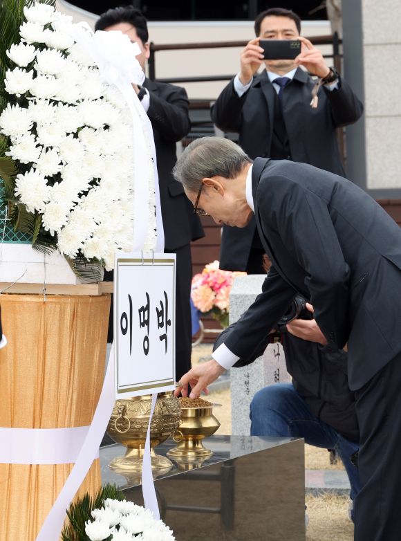 천안함 46용사 묘역 참배하는 이명박 전 대통령 - 이명박 전 대통령이 25일 대전시 유성구 국립대전현충원 천안함 46용사 묘역을 참배하고 있다. 뉴시스