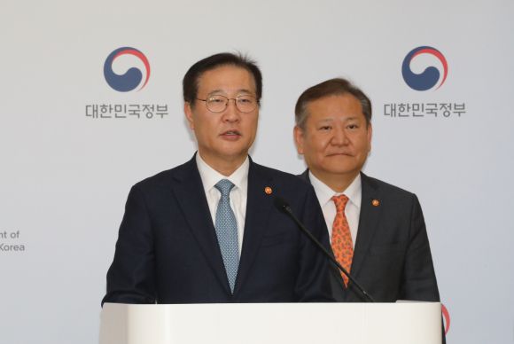 공동 대국민 담화문 발표하는 박성재 장관 - 이상민 행정안전부 장관과 박성재 법무부 장관이 28일 오전 정부세종청사에서 제22대 국회의원 선거와 관련, 공동 대국민 담화문을 발표하고 있다. 2024.3.28 연합뉴스