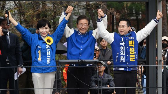 이재명(가운데) 더불어민주당 대표가 28일 서울 성동구 왕십리역 광장에서 전현희(서울 중·성동구 갑)·박성준(서울 중·성동을) 후보 지원 유세를 하고 있다. 오장환 기자