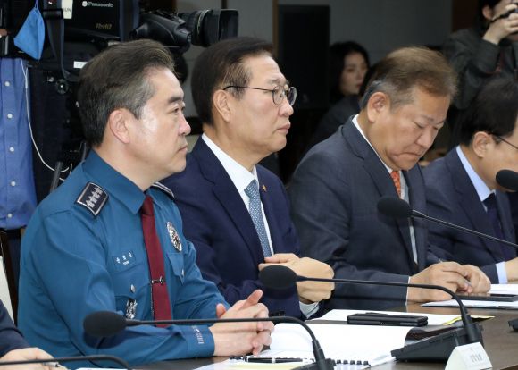 총리 발언 듣는 행안-법무-경찰청장 - 이상민 행정안전부 장관(오른쪽부터), 박성재 법무부 장관,  윤희근 경찰청장이 28일 오전 정부세종청사에서 열린 제22대 국회의원 선거 지원 관계장관 회의에서 한덕수 국무총리의 발언을 듣고 있다. 2024.3.28 연합뉴스