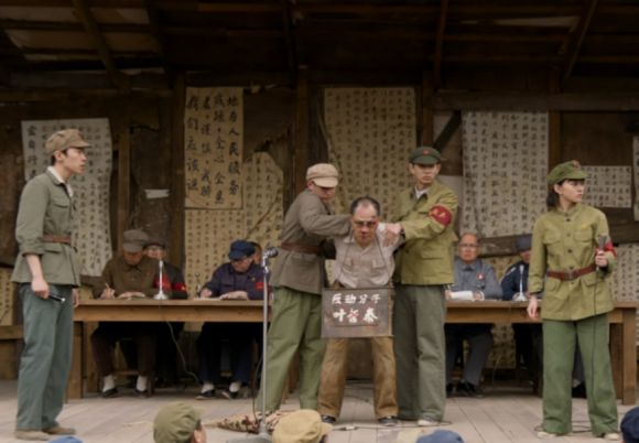 넷플릭스 ‘삼체’의 한 장면. 대학에서 물리학을 가르치던 교수가 중국 문화대혁명 시기 혁명 반동분자로 몰려 가르치던 학생들로부터 집단구타를 당해 숨진다.