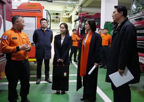 개혁신당 이주영·천하람 총괄선대위원장, 허은아 공동선대위원장이 28일 서울 영등포구 영등포소방서를 방문, 소방대원의 설명을 듣고 있다. 2024.3.28 뉴스1