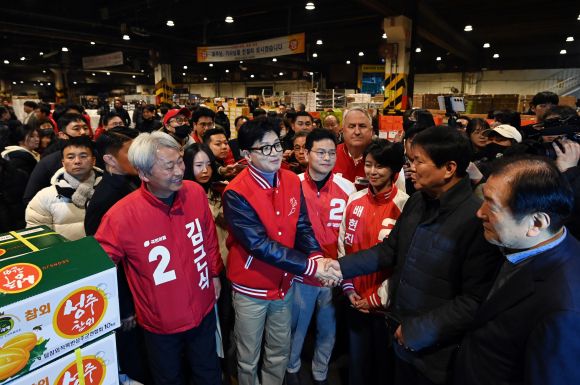 한동훈 국민의힘 비상대책위원장이 28일 서울 송파구 양재대로 가락시장에서 가진 ‘국민의힘으로 민생살리기’ 선거운동개시 민생현장 방문에서 배현진(송파을), 박정훈(송파갑), 김근식(송파병) 후보, 인요한 국민의미래 선거대책위원장 등과 함께 상인들을 만나 인사를 나누고 있다. 2024.3.28 뉴스1