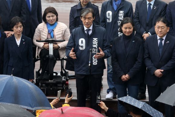 제22대 국회의원 선거 공식 선거운동이 시작된 28일 부산 해운대구 동백섬 앞 등대에서 조국 조국혁신당 대표가 4·10 총선 출정 기자회견을 하고 있다. 2024.3.28 뉴스1
