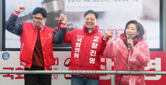 한동훈 국민의힘 총괄선거대책위원장이 29일 서울 동작구 성대시장에서 장진영(동작구갑), 나경원(동작구을) 후보 지원유세를 하고 있다. 2024.3.29 안주영 전문기자