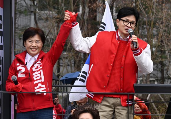 한동훈 국민의힘 비상대책위원장 겸 총괄 선거대책위원장이 28일 서울 왕십리역 광장에서 윤희숙 후보와 함께 지지를 호소하고 있다. 2024.3.28 안주영 전문기자