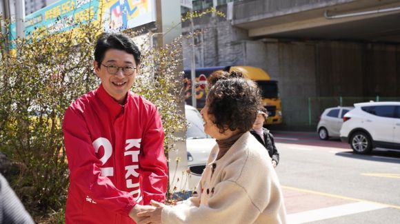 2일 유권자와 인사를 나누고 있는 주진우 국민의힘 부산 해운대갑 후보. 부산 최현욱 기자