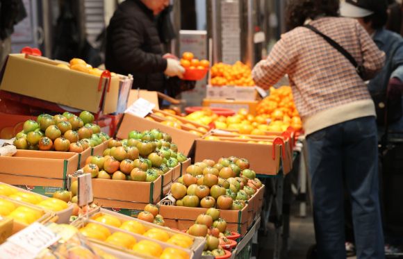 사과·배·귤 가격 크게 상승 - 사과·배·귤 가격 크게 상승     (서울=연합뉴스) 이재희 기자 = 2일 통계청이 발표한 ‘3월 소비자물가동향’에 따르면 지난달 소비자물가지수는 113.94(2020년=100)로 전년동월보다 3.1% 올랐다. 물가 오름세를 이끈 품목은 과일류다. 단일 품목으로는 사과가 지난해 동월 대비 88.2% 상승했고, 배도 87.8% 올라 통계 조사가 시작된 이후 역대 최대 상승률을 기록했다. 사진은 이날 서울 한 전통시장에서 과일을 고르는 시민의 모습. 2024.4.2     scape@yna.co.kr (끝)