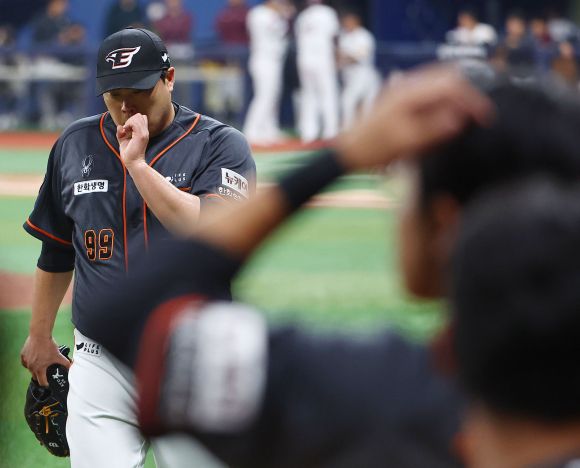 5일 서울 고척스카이돔에서 열린 프로야구 2024 KBO리그 한화 이글스와 키움 히어로즈의 경기  5회말 한화 선발 류현진이 7실점을 허용한 뒤 마운드를 내려오고 있다. 연합뉴스