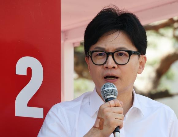 강동구 지원유세 나선 한동훈 비대위원장 - 국민의힘 한동훈 비상대책위원장 겸 총괄 선거대책위원장이 9일 서울 강동구 상일동역 앞에서 전주혜 후보의 지지를 호소하고 있다. 연합뉴스