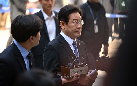 이재명 더불어민주당 대표가 제22대 총선을 하루 앞둔 9일 서울 서초구 서울중앙지방법원에서 열리는 ‘대장동 배임·성남FC 뇌물’ 관련 특정범죄가중처벌등에관한법률위반(뇌물) 등 공판에 출석하기 전 갖은 기자회견을 마친 후 이동하고 있다. 2024.4.9 오장환 기자