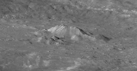 다누리가 촬영한 티코 크레이터 중심부 봉우리의 모습. 사진=과기정통부