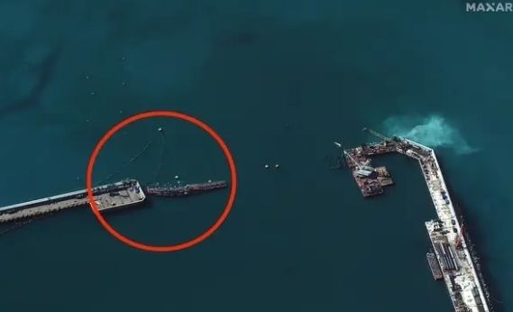 3월 30일 러시아 노보로시스크 항구 입구에 세워진 ‘바지선 장벽’의 모습. 영국 국방부는 러시아 해군이 우크라이나군의 해상 드론 공격에 대비해 바지선 4척을 장벽처럼 배치했다고 밝혔다. 위성 사진 제공=맥사 테크놀로지