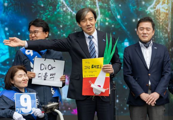 조국 조국혁신당 대표가 6일 대전 우리들공원에서 열린 ‘검찰독재 조기종식, 대전시민과 함께’에서 대파 손팻말을 든 채 발언하고 있다. 2024.4.6 조국혁신당 제공