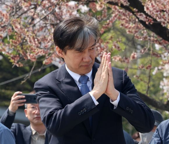 조국 조국혁신당 대표가 7일 서울 영등포구 여의도 한강시민공원에서 시민들을 향해 인사하고 있다. 2024.4.7 뉴스1