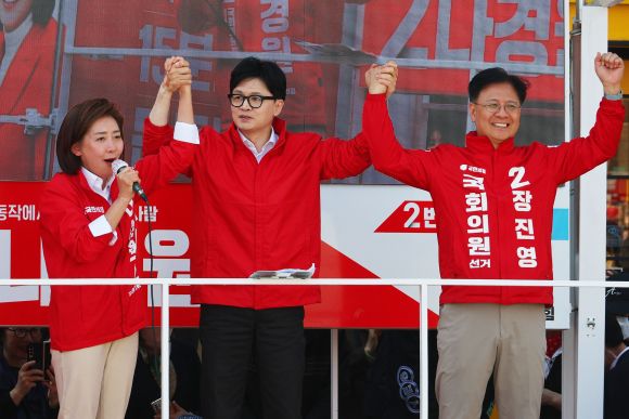 국민의힘 한동훈 비상대책위원장 겸 총괄 선거대책위원장이 9일 서울 동작구 중앙대병원 앞에서 나경원, 장진영 후보의 지지를 호소하고 있다. 2024.4.9 연합뉴스