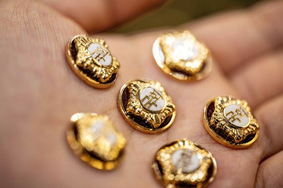 8일 국회 의원회관에서 열린 제22대 국회 개원종합지원실 현판식에서 관계자가 제22대 국회의원들이 착용할 300개의 국회의원 배지를 공개하고 있다. 2024.4.8 공동취재