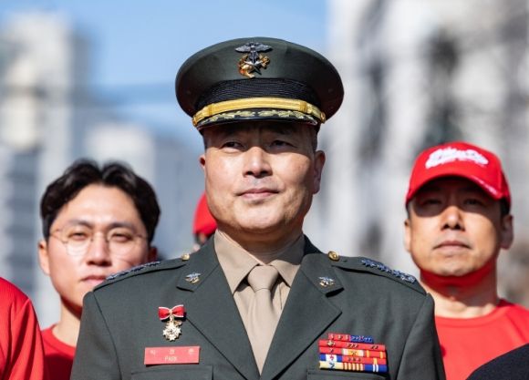 해병대 채모 상병 순직 사건 수사 이첩 관련 항명 및 상관 명예훼손 혐의로 기소된 박정훈 전 해병대 수사단장(대령)이 21일 오전 서울 용산구 중앙지역 군사법원에서 열린 3차 공판에 출석하기 전 기자회견에 참석하고 있다. 2024.3.21 뉴스1