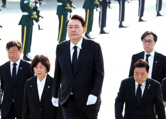 윤석열 대통령, 4·19혁명기념 국립4·19민주묘지 참배 - 윤석열 대통령이 제64주년 4·19혁명 기념일을 맞아 19일 서울 강북구 국립4·19민주묘지에서 헌화와 분향을 위해 기념탑으로 향하고 있다. 2024.4.19 대통령실통신사진기자단