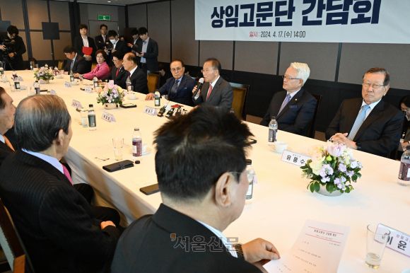 윥재옥 국민의힘 당 대표 권한대행이 17일 서울 여의도 한 중식당에서 열린 상임고문단 간담회에서 발언하고 있다. 2024.4.17 국회사진기자단