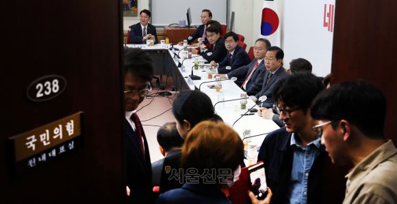 국민의힘 4선 이상 국회의원 당선인 간담회가 15일 오전 서울 여의도 국회 원내대표실에서 열렸다. 윤재옥 국민의힘 원내대표 겸 당 대표 권한대행의 모두발언 후 회의가 비공개로 전환되자 당직자가 원내대표실의 문을 닫고 있다. 2024.4.15 오장환 기자