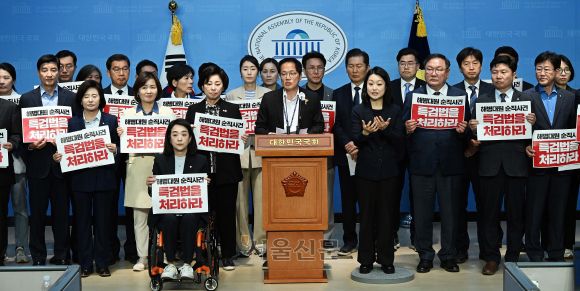 더불어민주당 현직 의원, 22대 총선 당선인들이 15일 서울 여의도 국회 소통관에서 ‘채상병 특검법 처리 촉구’ 기자회견을 하고 있다. 2024.4.15 오장환 기자