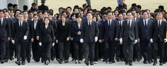 4·10 총선 압승 거둔 이재명, 당선자 등과 현충원 찾아 - 이재명 더불어민주당 대표와 윤영덕, 백승아 더불어비례연합 공동대표가 12일 오전 22대 국회의원 선거 당선인들과 서울 동작구 서울현충원을 참배하기 위해 이동하고 있다. 2024.4.11 뉴스1