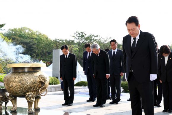 윤석열 대통령, 4·19혁명 기념 국립 4·19민주묘지 조조 참배 - 윤석열 대통령이 제64주년 4·19혁명 기념일인 19일 서울 강북구 국립4·19민주묘지 기념탑에서 묵념하고 있다. 2024.4.19 대통령실통신사진기자단