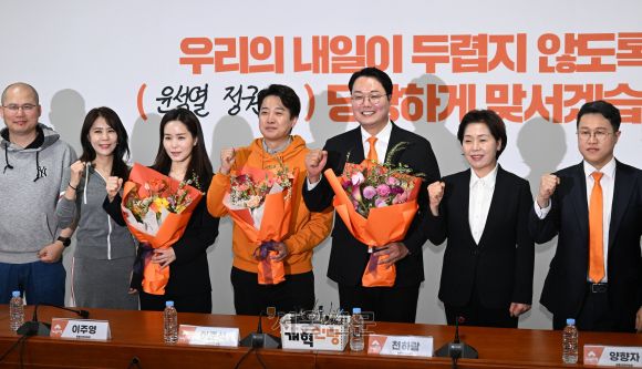 이준석 개혁신당 대표를 비롯한 개혁신당 당선자들이 11일 서울 영등포구 국회 본청에서 열린 개혁신당 중앙선거대책위원회 해단식에서 기념 촬영을 하고 있다. 2024.4.11 홍윤기 기자