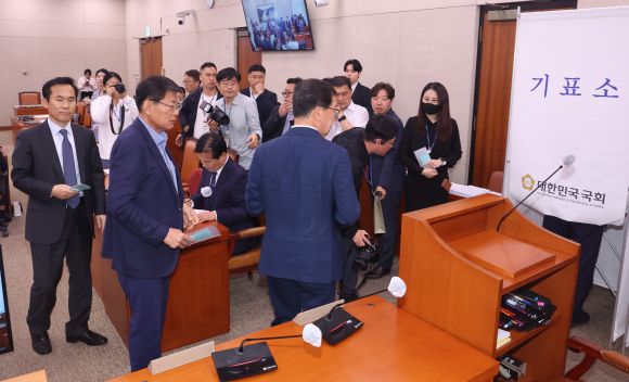 더불어민주당 국회 농해수위 의원들이 18일 서울 여의도 국회에서 열린 농림축산식품해양수산위원회 전체회의에서 ‘제2 양곡관리법 개정안’ 등에 대한 본회의 부의 요구의 건을 무기명 투표를 하고 있다. 2024.4.18 뉴스1