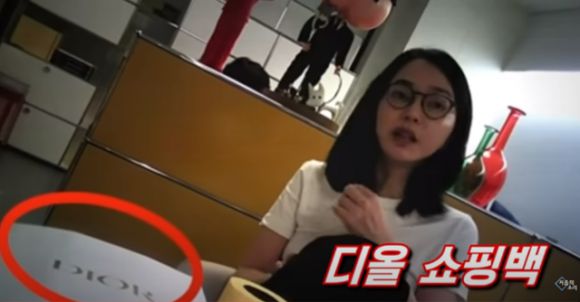 서울의소리가 지난해 11월 공개한 김건희 여사가 서울 서초구 코바나컨텐츠 사무실에서 최재영 목사로부터 명품백이 든 쇼핑백을 받아 테이블 위에 올려놓은 장면. 서울의소리 유튜브 캡처