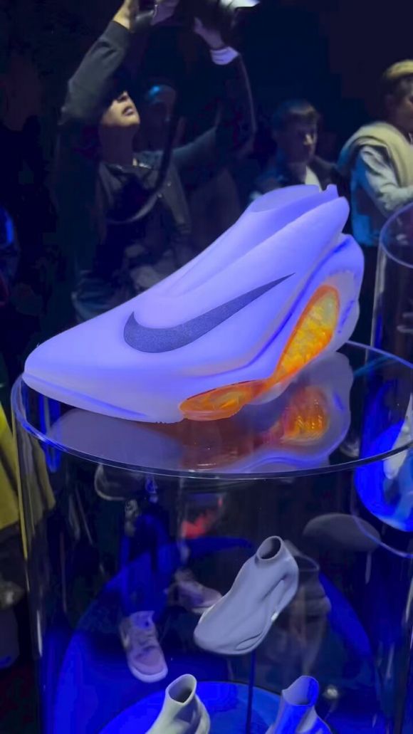 나이키 전시회에서 공개된 AI가 만든 농구화 - 지난 11일 파리 브롱냐르 궁에서 진행한 올림픽 테마의 ‘나이키 온 에어’ 쇼케이스에서 공개된 AI가 만든 빅터 웸반야마를 위한 농구화의 모습. / 사진=닉 드폴라 엑스