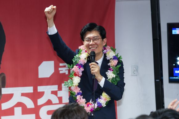 국민의힘 마포구갑 조정훈 후보가 11일 새벽 서울 마포구에 마련한 본인의 선거사무소에서 당선을 확정지은 뒤 환호하고 있다. 연합뉴스